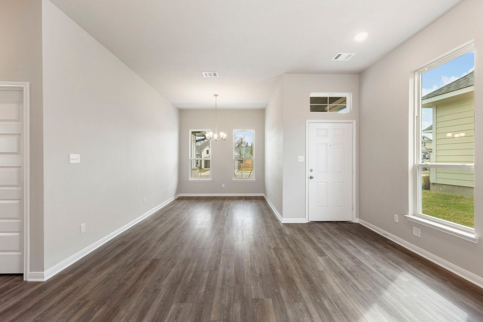 Stylecraft 1475-1 plan at 105 Cow Hollow, Jarrell, Texas (builder photos — may be representative of plan)